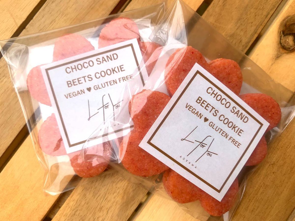木のトレイに置いたチョコレートサンド・ビーツクッキーの個包装