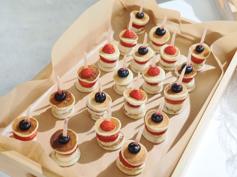 いちごとブルーベリーをのせたミニパンケーキ