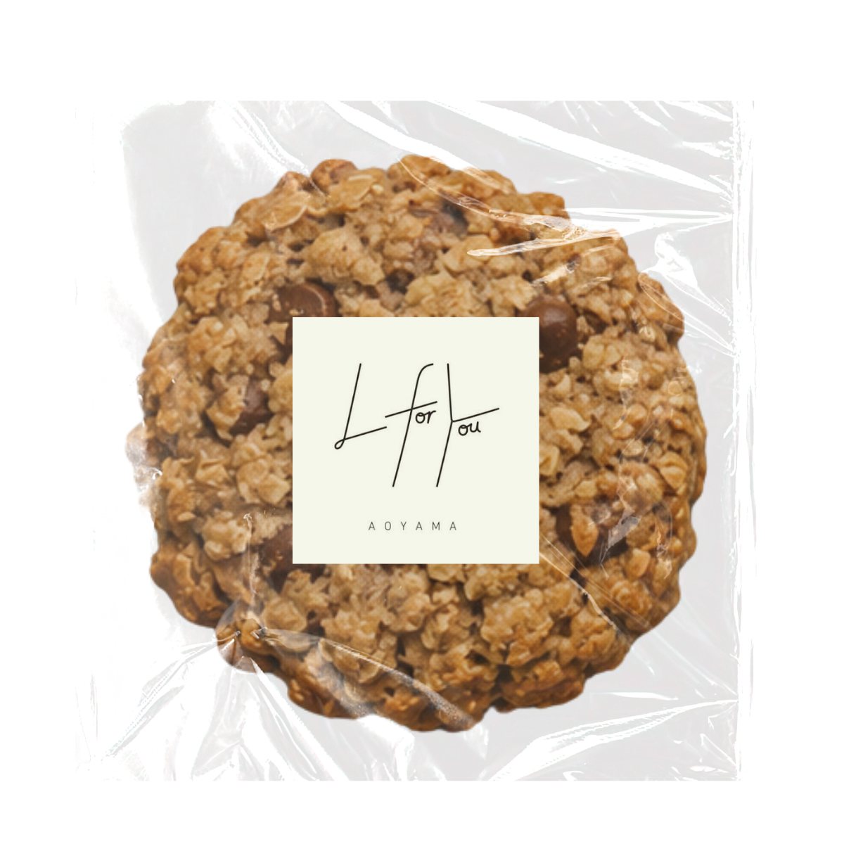 透明の袋で個包装したオートミールクッキー。中央に L for You AOYAMA の四角いロゴシールが貼ってある