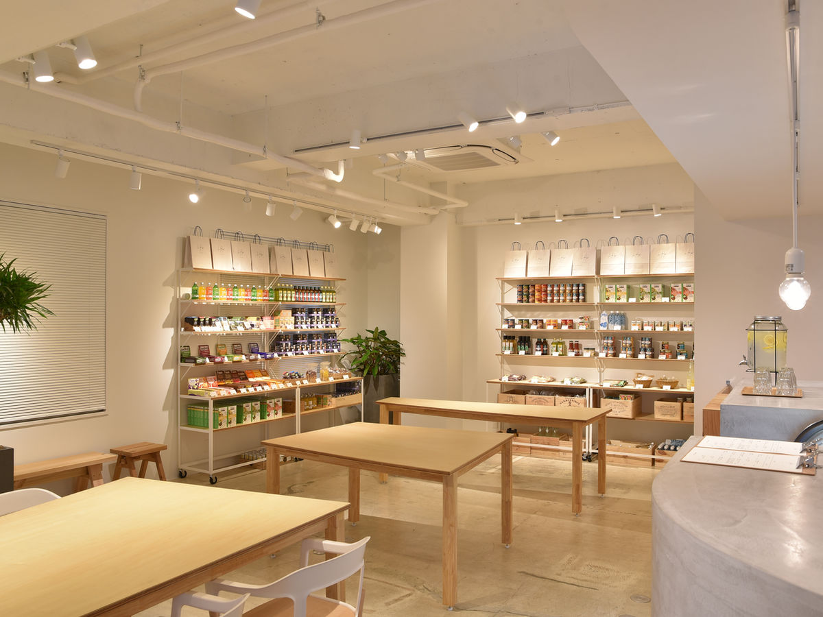 L for You 店内の全景。木のテーブルとグロッサリーの棚が並ぶ