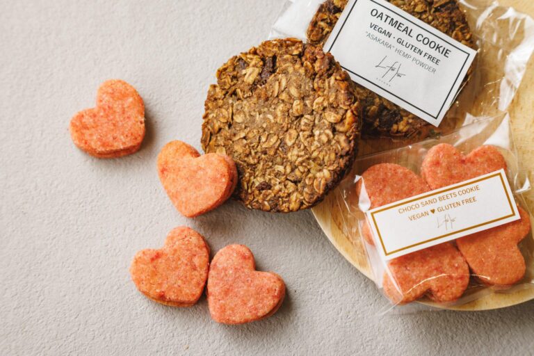 個包装のクッキー。ラベルに VEGAN・GLUTEN FREE と書かれたオートミールクッキーとチョコレートサンド・ビーツクッキー、ハート型のクッキーが並んでいる