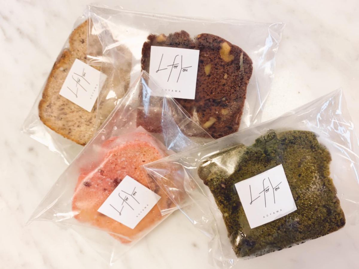 透明の袋に1切れずつ入った米粉のパウンドケーキ。それぞれに L for You AOYAMA のロゴシールが貼ってある