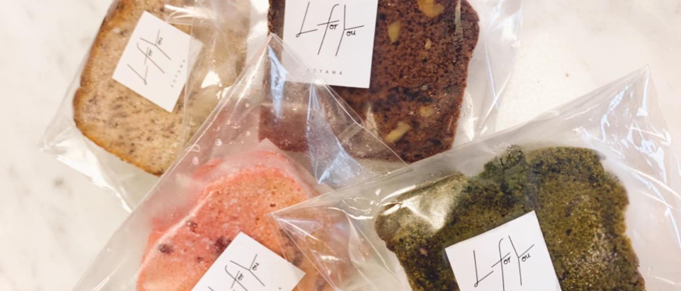 透明な袋で個包装したパウンドケーキが4つ。それぞれに L for You AOYAMA のラベルが貼ってある