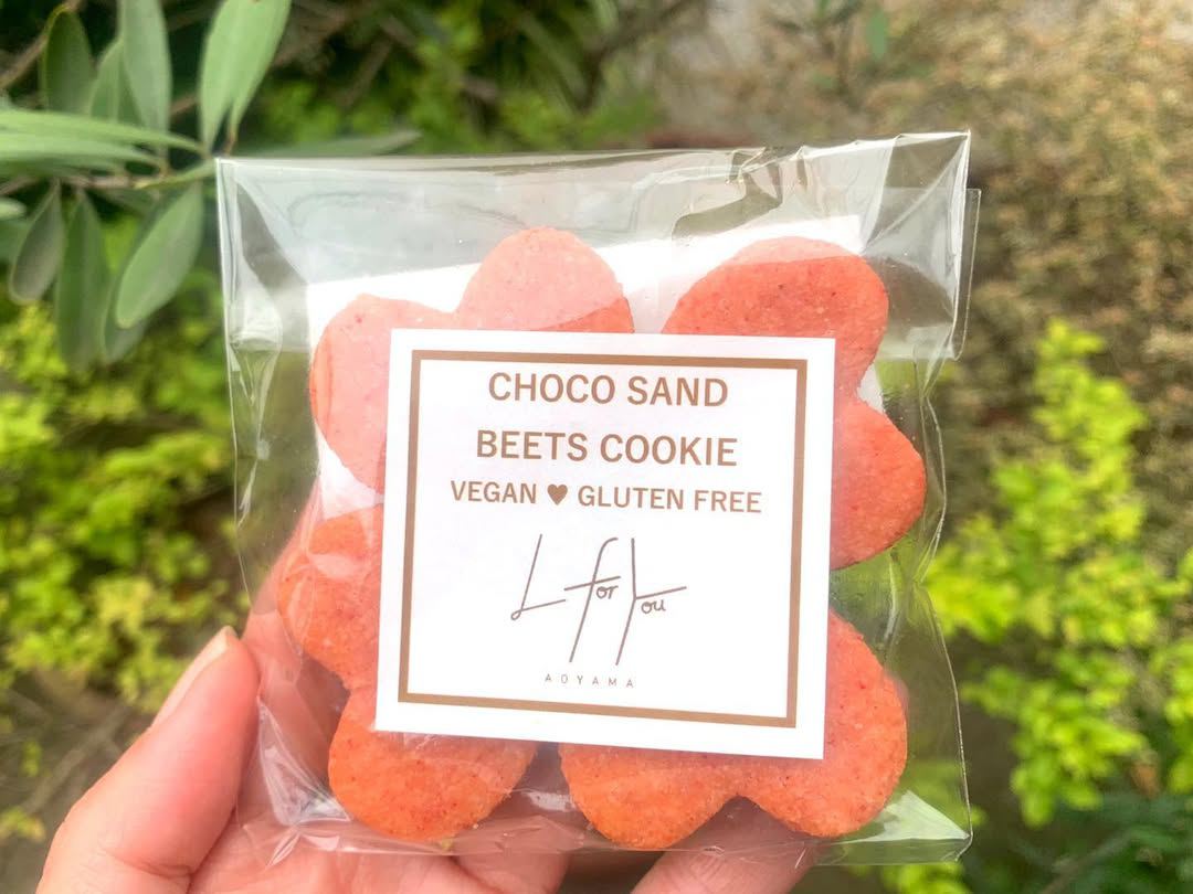 チョコレートサンド・ビーツクッキーの個包装（ラベルに VEGAN・GLUTEN FREE と記載）