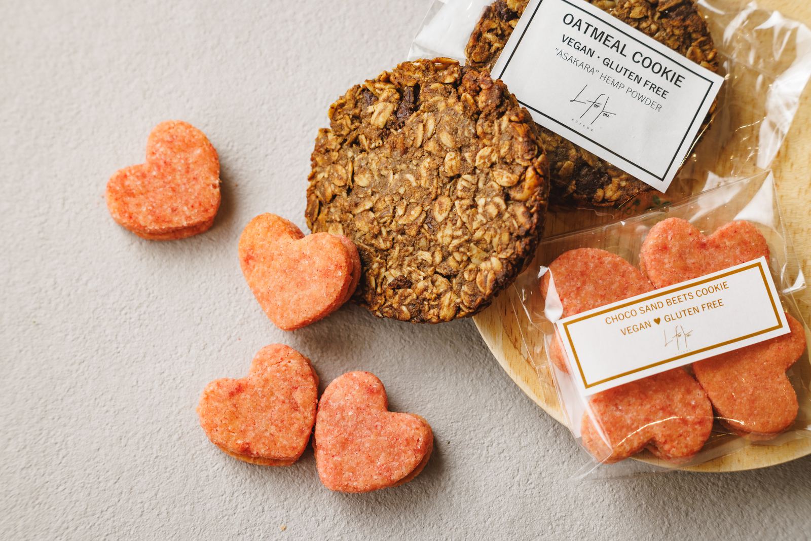 ハート型のビーツクッキーとオートミールクッキー。袋のラベルに VEGAN・GLUTEN FREE と記載